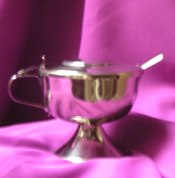 NAVETA REDONDA CON CUCHARA 8.5 CMS REF. A.